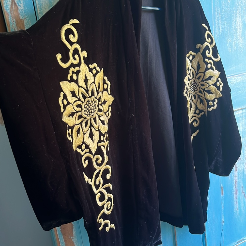 Natori Black and Gold Embroidered Kimono - Picture 2 of 3
